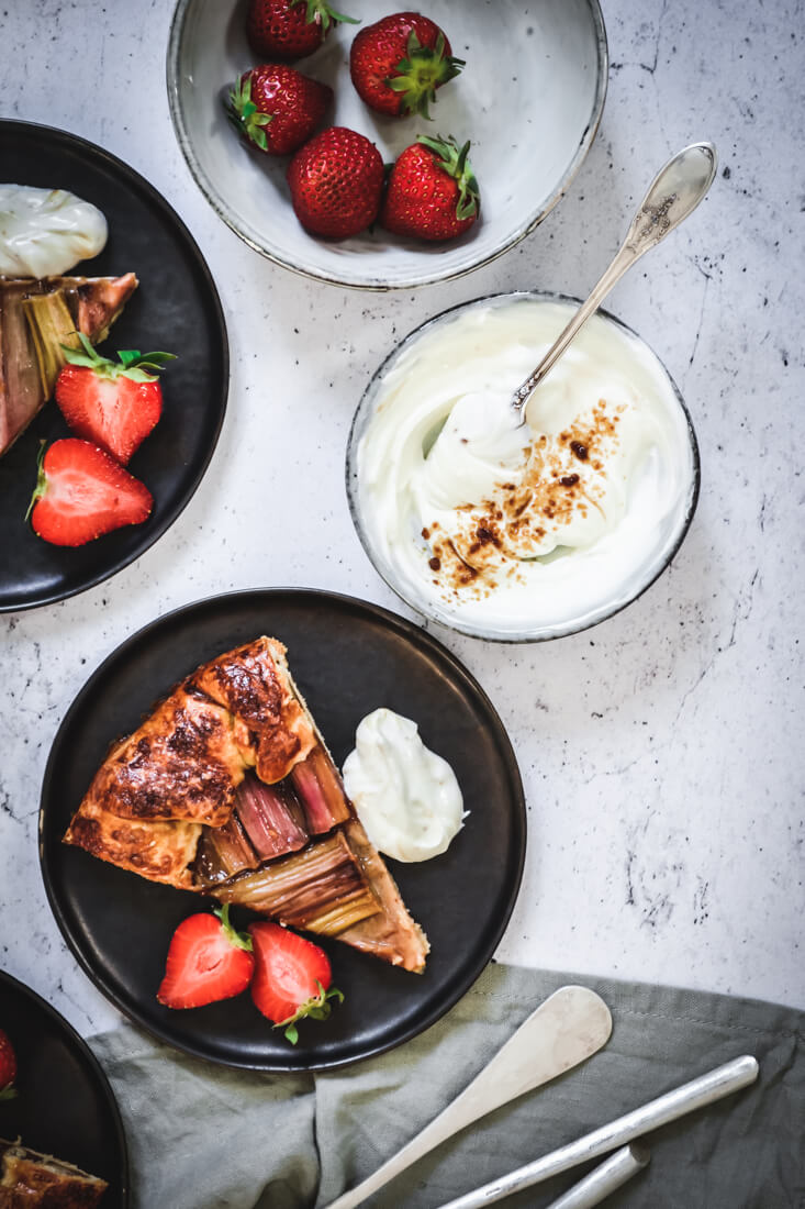 Tarte rustique printanière à la rhubarbe